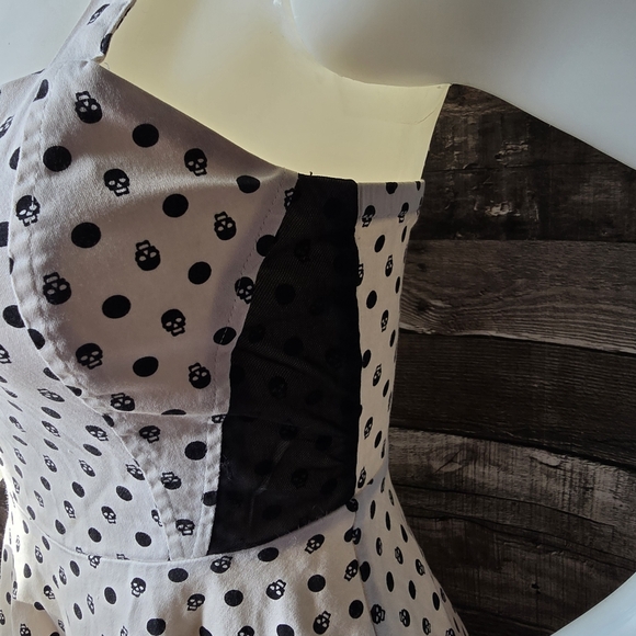 Hot Topic Above Knee White Black Skulls Gothic Dress Women's XS - Picture 6 of 13